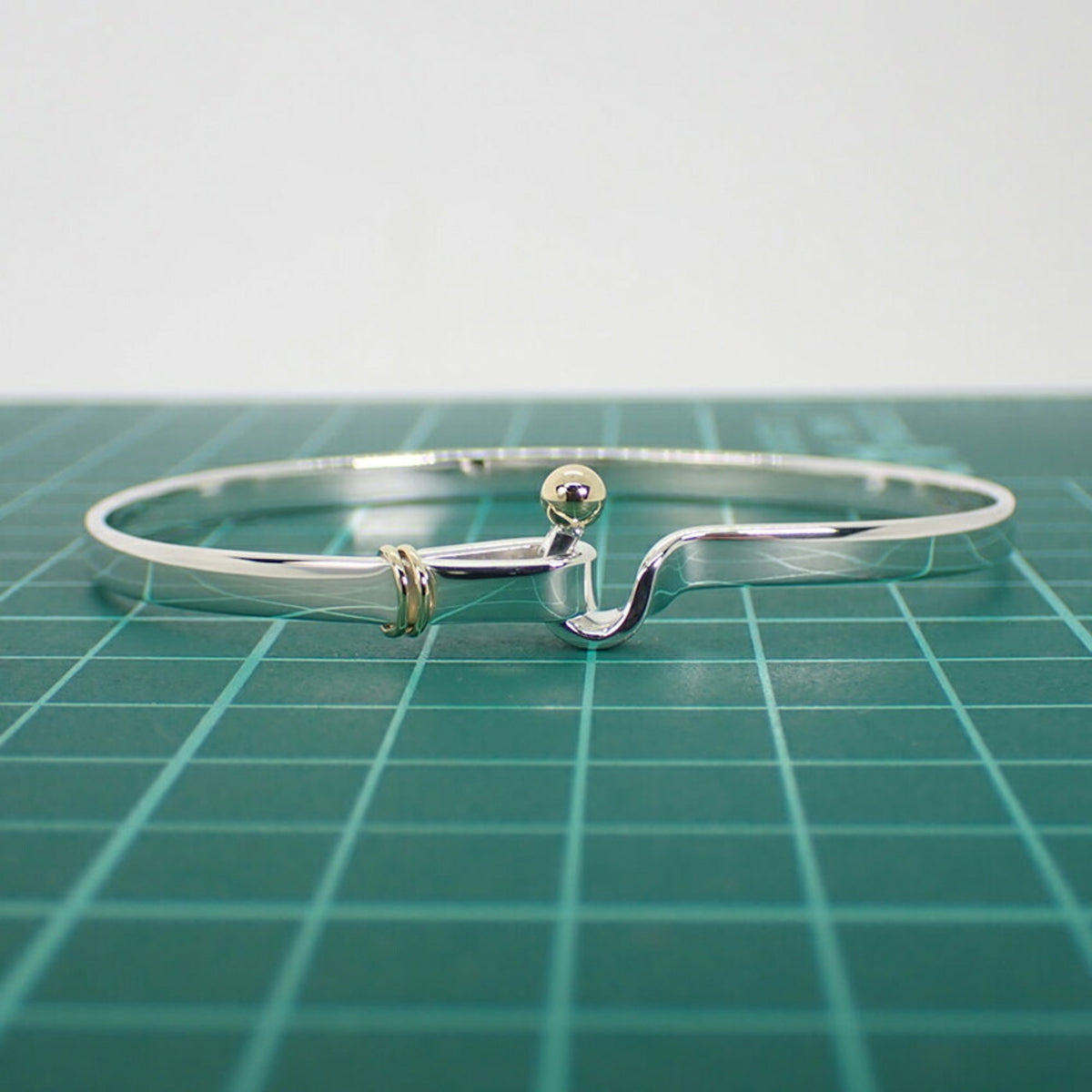 SV925 750 Hook & Eye Bangle C839