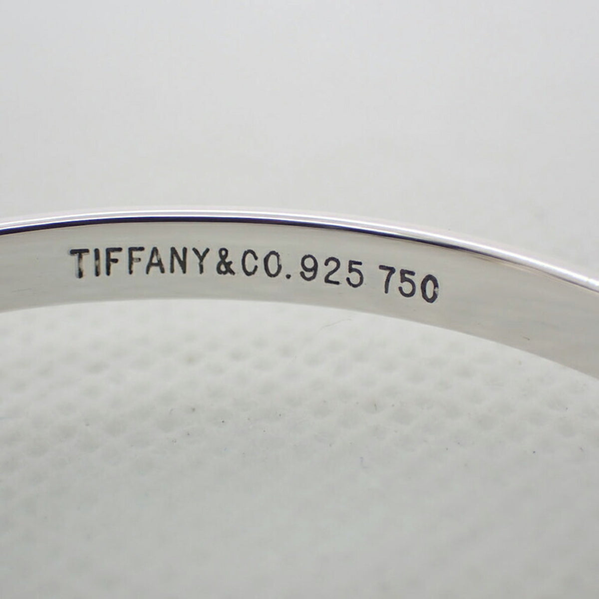 SV925 750 Hook & Eye Bangle C839